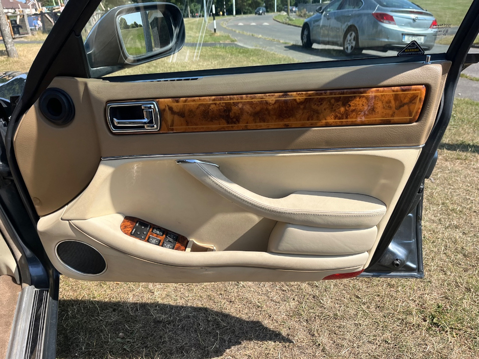 1995 Daimler Saloon 4.1L Petrol For Sale Images