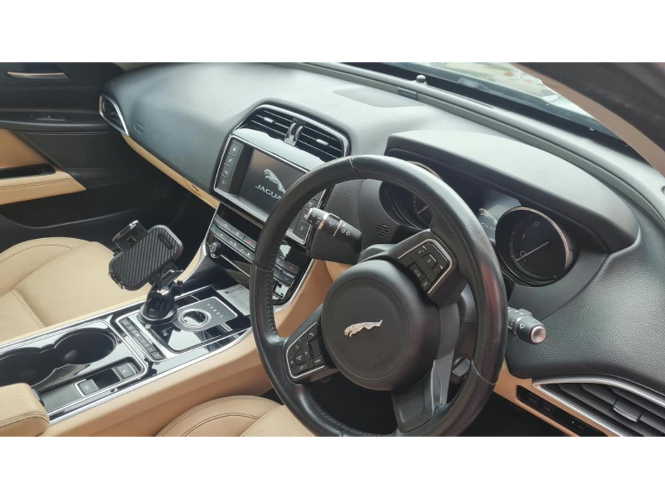 Jaguar XE 20L 14D 163PS LF PRESTIGE A 4DR — thumbnail 3