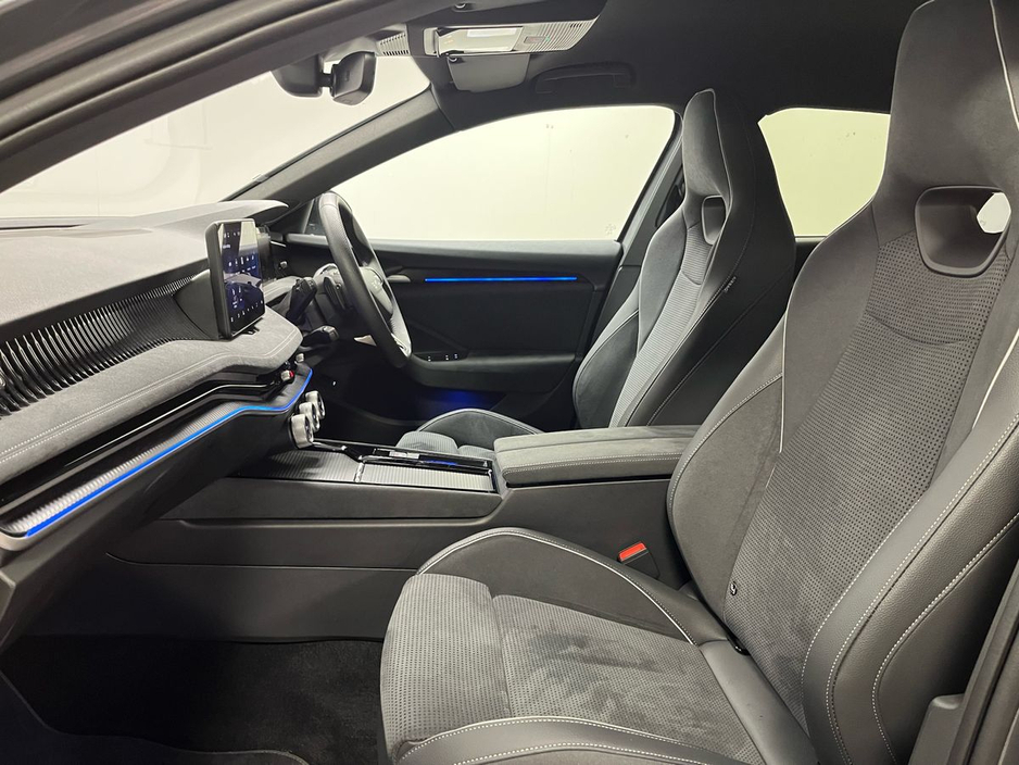 Skoda Superb Sportline DSG 2.0 TDI 150BHP - Reversing Camera - Ambient Lighting - Climate Control - Electric Heated Memory Seats - Keyless Start - Apple CarPlay/Android Auto — thumbnail 18