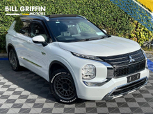 Mitsubishi Outlander 7-SEATER 2.4 HYBRID AUTO * HUGE SPEC * // FULL SERVICE HISTORY // TILT & SLIDE PAN ROOF // BOSE SOUND SYSTEM
