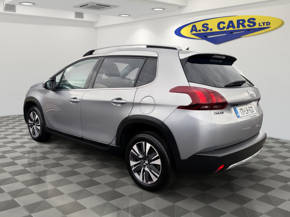 Peugeot 2008 ALLURE 1.2 PURETECH  ** PANORAMIC GLASS ROOF ** HALF LEATHER INTERIOR ** SAT NAV ** SUPERB EXAMPLE ** — thumbnail 5