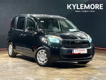 Toyota Sienta 1.5 HYBRID AUTOMATIC 7 SEATER - POWER SLIDING DOORS - PUSH BUTTON STOP/START - CRUISE CONTROL - BLIND SPOT MONITORING - REAR CAMERA
