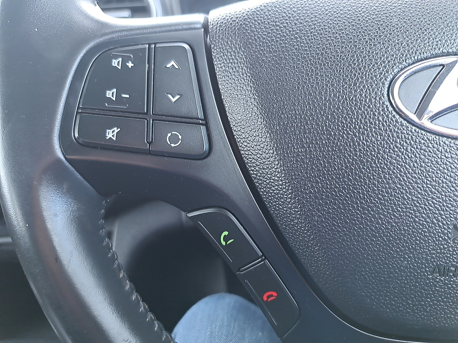 Hyundai i10 Classic Model 1.0 Petrol, Bluetooth, Air conditioning, with 87,000 Miles. — thumbnail 17