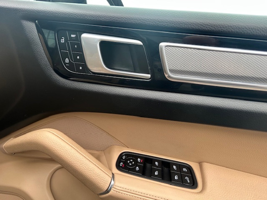 2023 Porsche Cayenne 3L Petrol Plug-in Hybrid For Sale Images