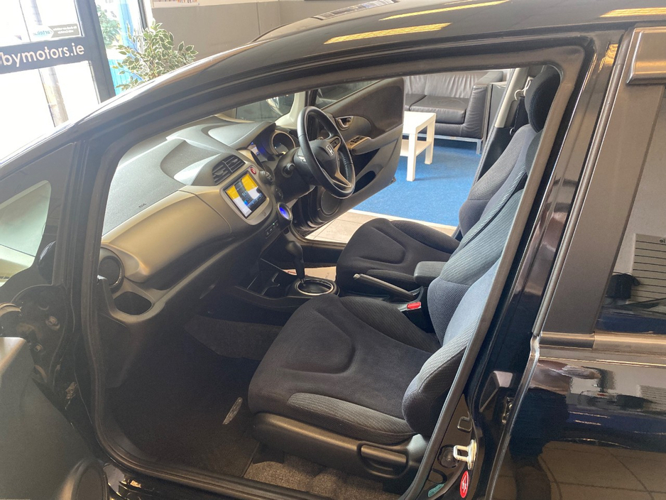 Honda Fit 1.3 HYBRID 5DR AUTO. Immaculate Car with only 108km, 2 Keys, NCT done before collection, Irish Radio with Bluetooth and Media, Climate Control, Cruise Control, Full Electrics and much more. — thumbnail 12