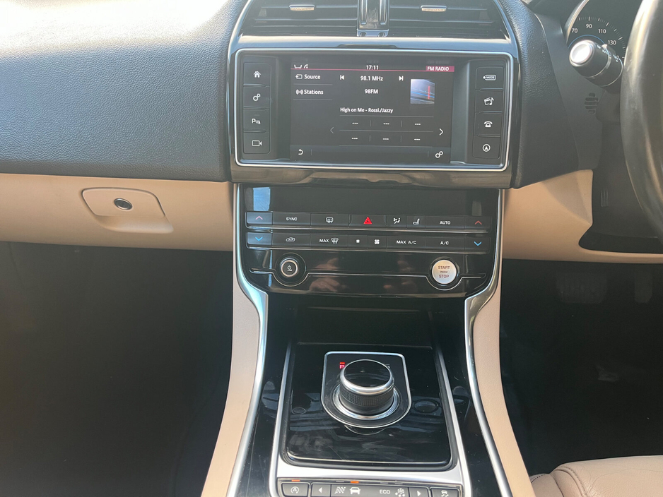 Jaguar XE 2.0 D Prestige Manual 180PS — thumbnail 19