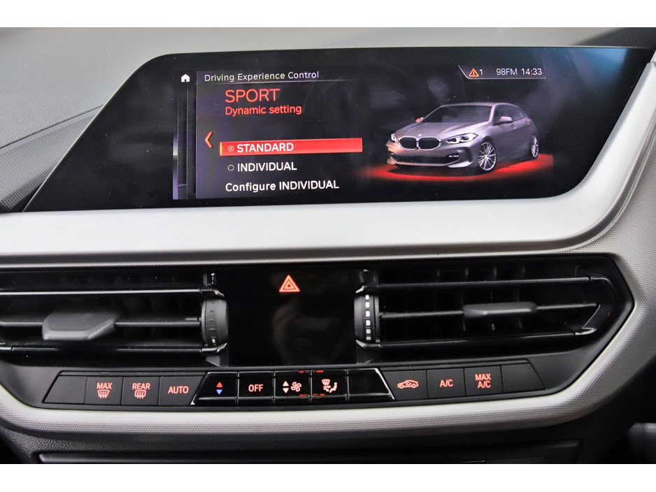 BMW 1 Series 118i AUTO *PARK SENSORS*REVERSE CAM — thumbnail 23
