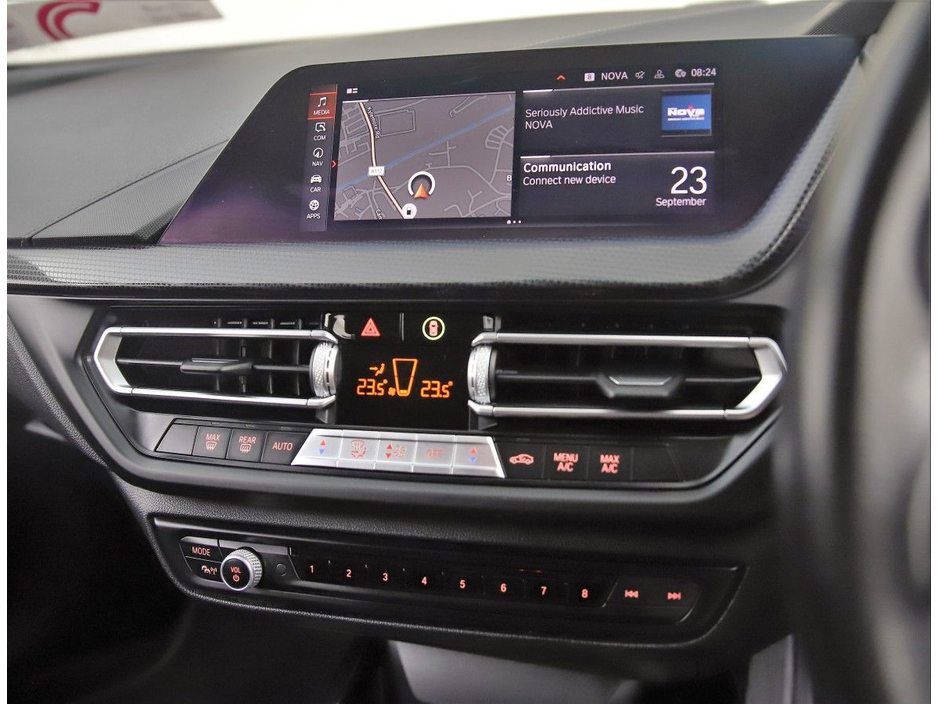 BMW 1 Series 118I SE SPORT *HALF LEATHER SPORT SEATS* — thumbnail 19