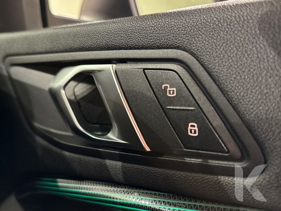 BMW 1 Series 1.5 AUTOMATIC - ELECTRIC TAILGATE - MULTI FUNCTION STEERING WHEEL - CRUISE CONTROL - REVERSE CAMERA - ELECTRIC SEATS — thumbnail 24