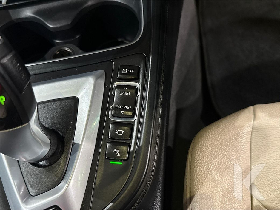 BMW 3 Series 330e 2.0 HYBRID - MULTI FUNCTION STEERING WHEEL - CRUISE CONTROL - LANE KEEP ASSIST - HEATING / AC CONTROLS - HEATED SEATS - REVERSE CAMERA - ELECTRIC — thumbnail 23