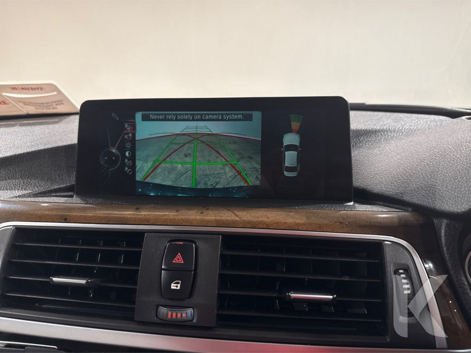 BMW 3 Series 330e 2.0 HYBRID - MULTI FUNCTION STEERING WHEEL - CRUISE CONTROL - LANE KEEP ASSIST - HEATING / AC CONTROLS - HEATED SEATS - REVERSE CAMERA - ELECTRIC — thumbnail 19