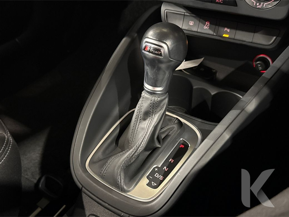 Audi A1 1.0 TFSI AUTOMATIC - RED/BLACK TWO TONE - FACTORY ALLOYS - XENON HEADLIGHTS - PARKING AID - HEATING / AC CONTROLS — thumbnail 21