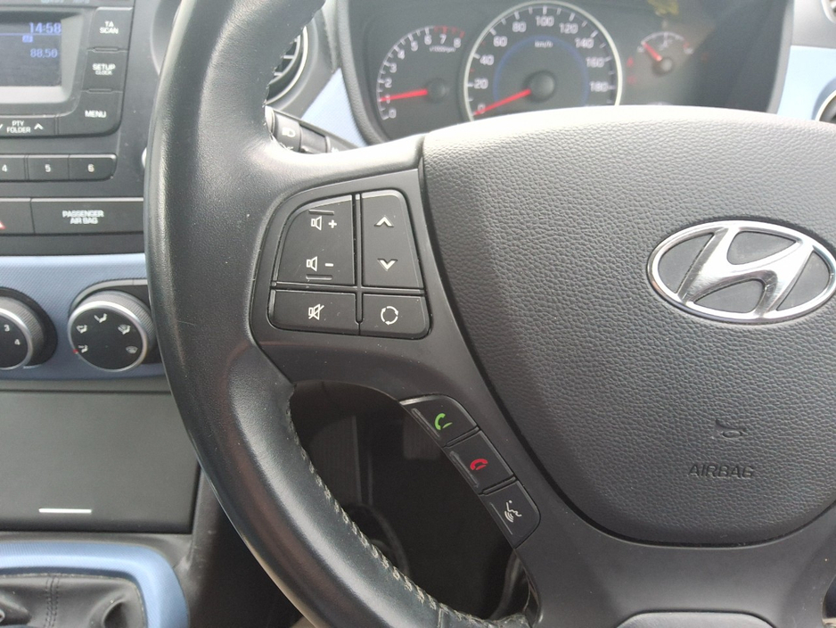 Hyundai i10 DELUXE - Only 54,000 Km - 1 Owner From New - — thumbnail 12