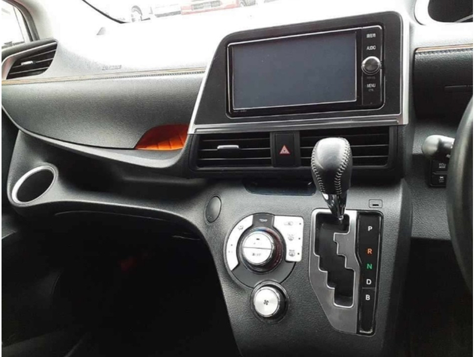 Toyota Sienta 1.5 Petrol Hybrid Auto — thumbnail 9