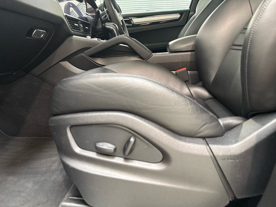 2022 Porsche Cayenne 3L Petrol Plug-in Hybrid For Sale Images