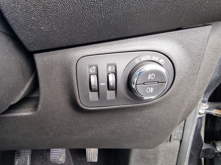 Opel Corsa 1.4 PETROL **CRUISE CONTROL, LOW MILAGE, HEATED SEATS** — thumbnail 19