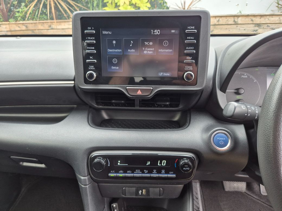 Toyota Yaris 1.5 HYBRID / X SPEC / BEST SMALL CAR ON THE ROAD / TAX €150 — thumbnail 21