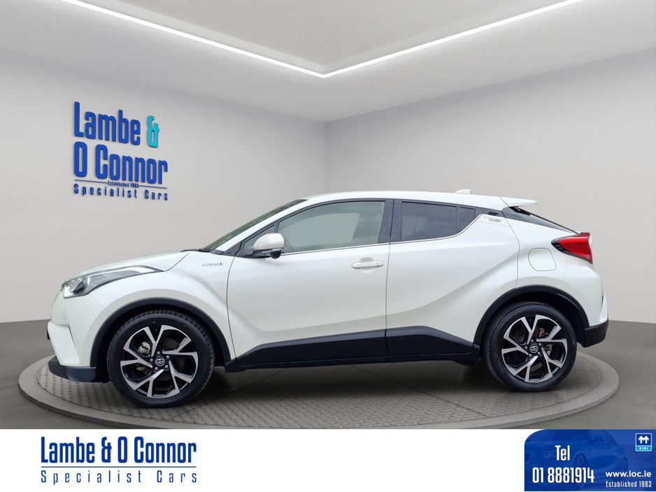 Toyota C-HR **** SELF CHARGING HYBRID **** AUTOMATIC *** LOW KMS ***  APPLE CAR PLAY / ANDROID AUTO *** REVERSE CAMERA **** HEATED SEATS ****