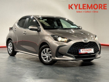 Toyota Yaris 1.5 HYBRID - AUTOMATIC - PUSH BUTTON START STOP - MULTI FUNCTION STEERING WHEEL - CRUISE CONTROL - LANE KEEP ASSIST - ELECTRIC WINDOWS - HEATING / AC
