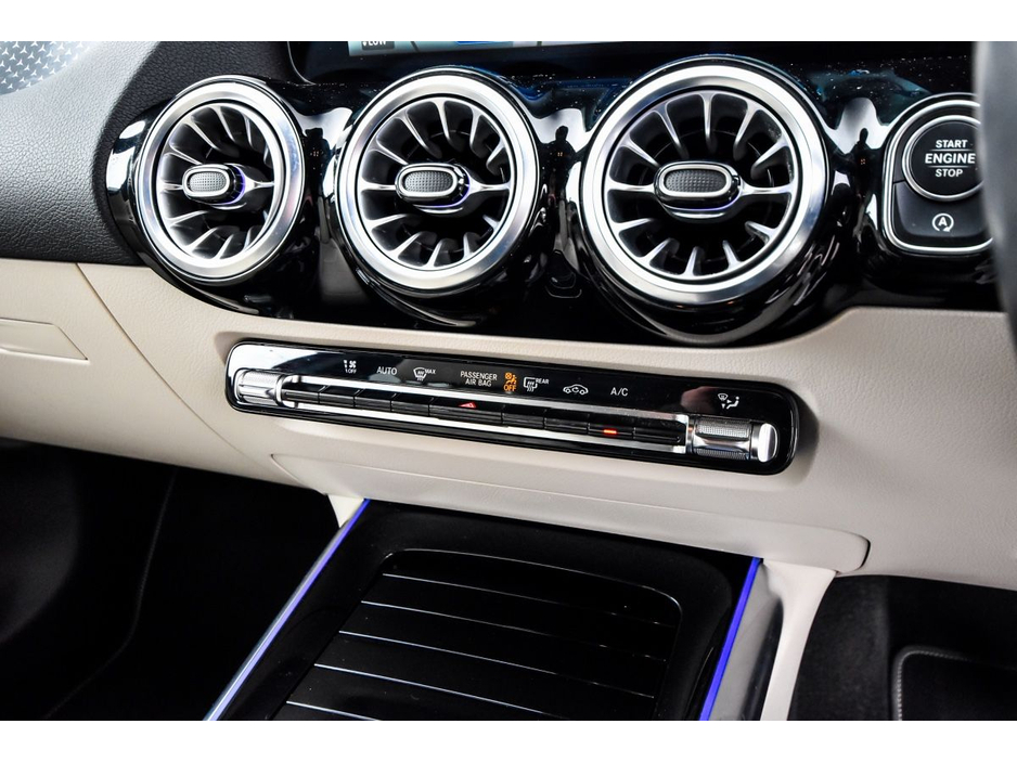 Mercedes-Benz GLA Class 200d Progressive Night Pack Auto — thumbnail 15