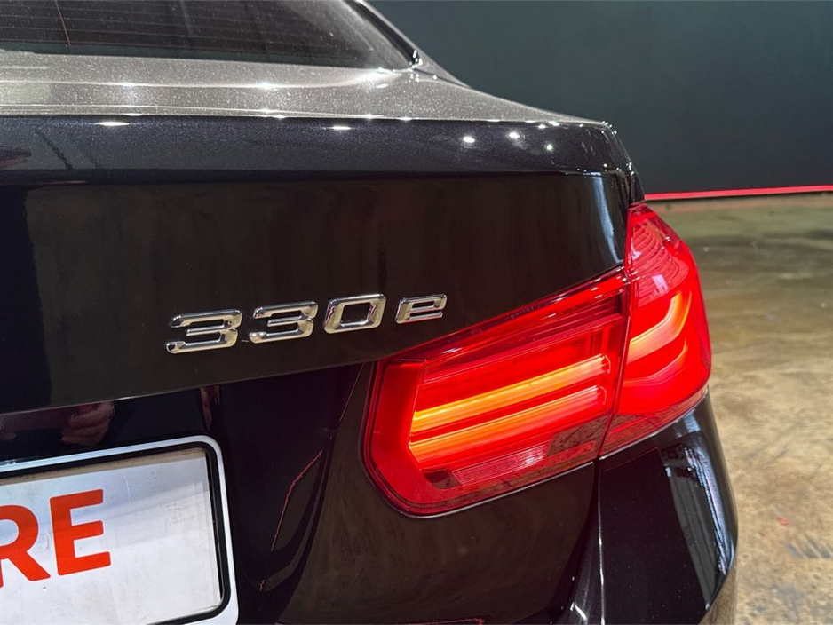 BMW 3 Series 330E HYBRID 2.0 AUTOMATIC - CRUISE CONTROL - FULL WHITE LEATHER UPHOLSTERY - HEATED ELECTRIC SEATS - REVERSE CAMERA/PARKING SENSORS — thumbnail 11