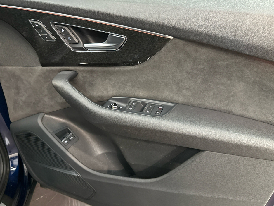2021 Audi Q7 3L Petrol Plug-in Hybrid For Sale Images