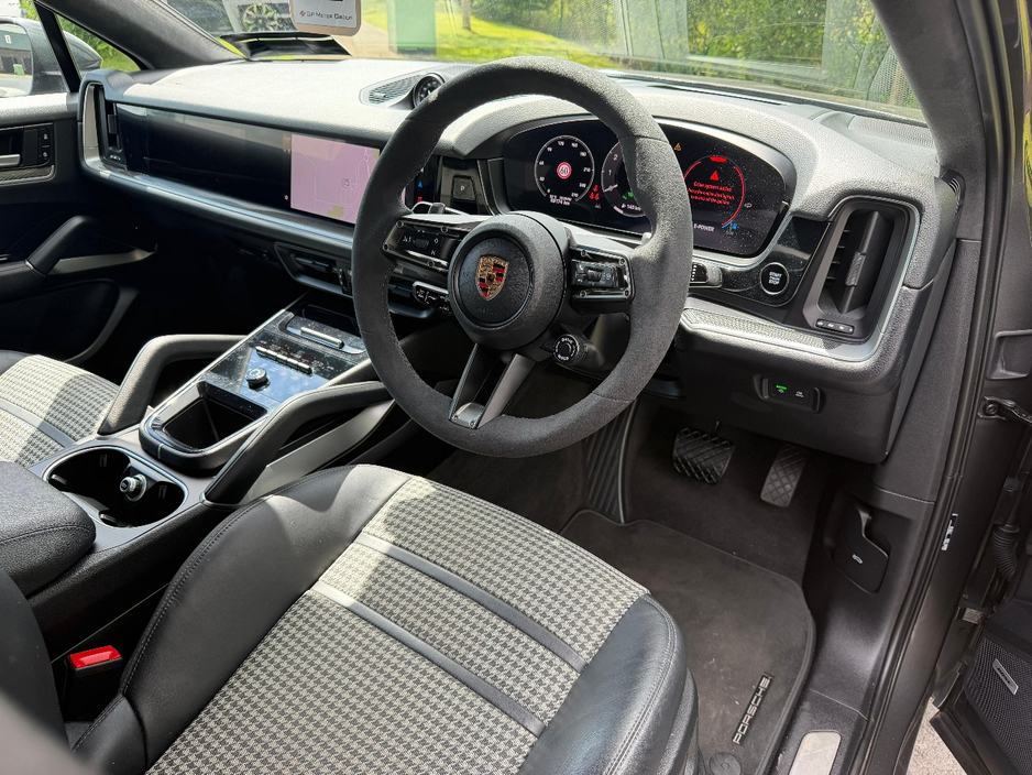 2024 Porsche Cayenne 3L Petrol Plug-in Hybrid For Sale Images