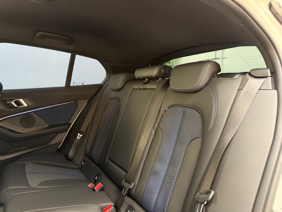 BMW 1 Series 118D M-SPORT M-PERFORMANCE PLUS 150 BHP DIESEL AUTOMATIC // APPLE CARPLAY // LED MATRIX LIGHTING // VIRTUAL DASH // ELECTRIC HALF LEATHER // PARK ASSIST W/REVERSING CAMERA // AA APPROVED DEALER 2026 — thumbnail 23