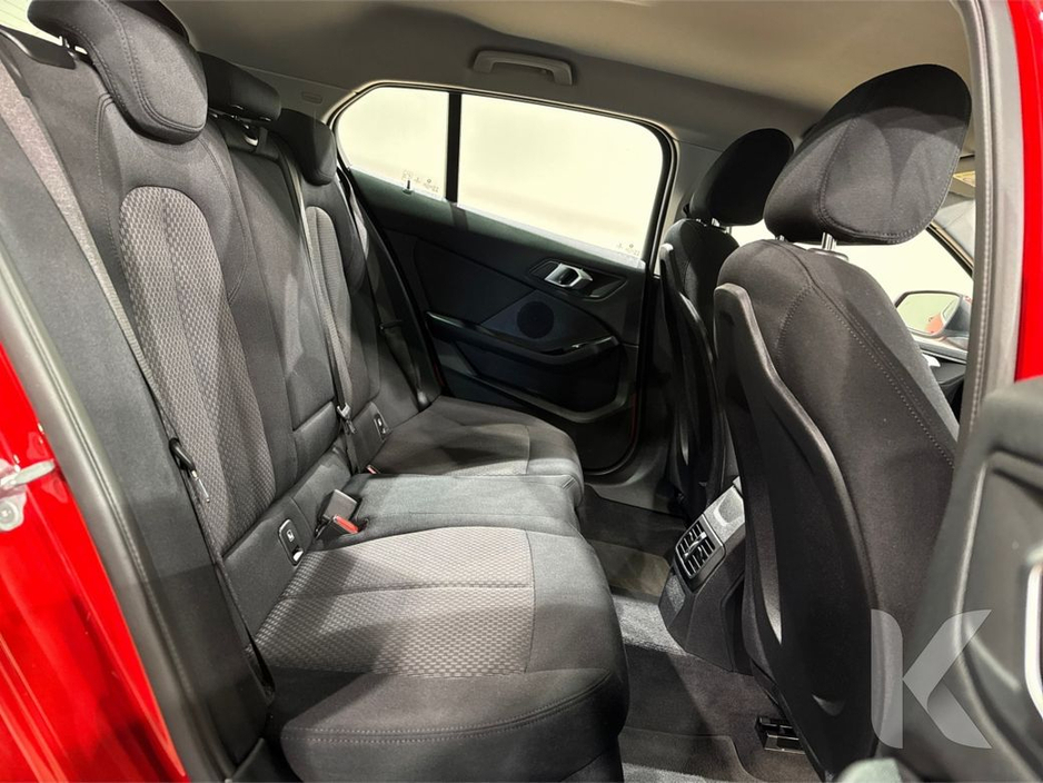 BMW 1 Series 1.5 AUTOMATIC - ELECTRIC TAILGATE - MULTI FUNCTION STEERING WHEEL - CRUISE CONTROL - REVERSE CAMERA - ELECTRIC SEATS — thumbnail 13