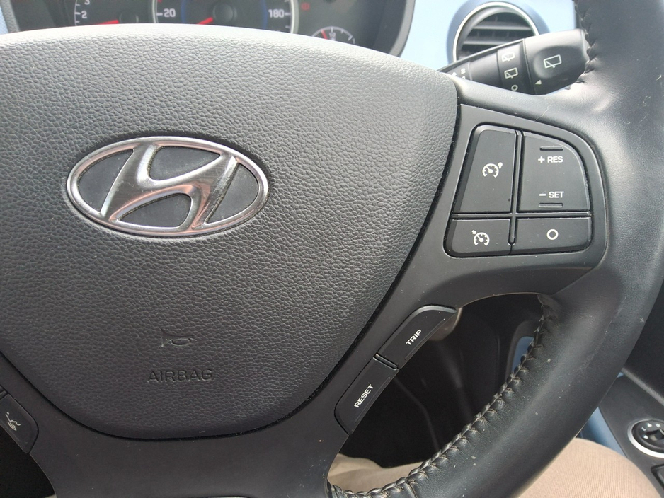 Hyundai i10 DELUXE - Only 54,000 Km - 1 Owner From New - — thumbnail 13