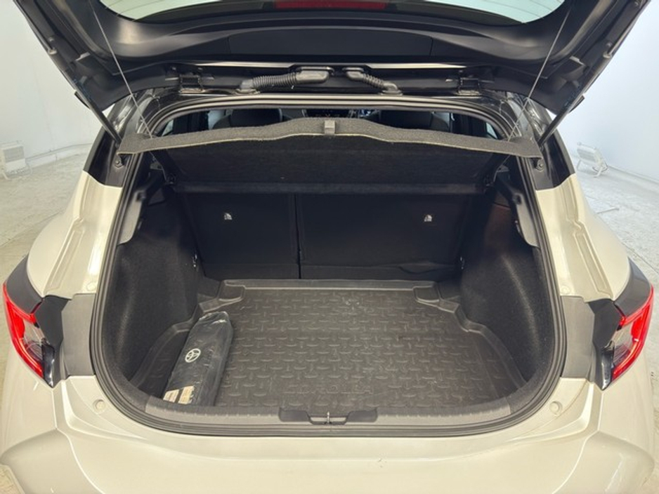 Toyota Corolla Luna Sport Hybrid Hatchback — thumbnail 10