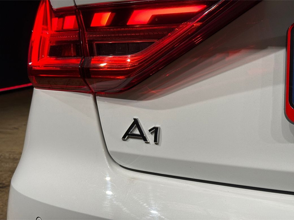 Audi A1 1.0 TFSI AUTOMATIC - WHITE/BLACK TWO-TONE - FACTORY ALLOYS - HEATED SEATS - DIGITAL DASH - REVERSE CAMERA/PARKING RADAR — thumbnail 11