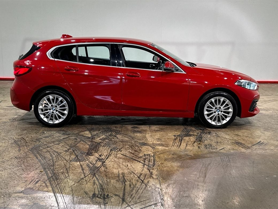 BMW 1 Series 1.5 AUTOMATIC - ELECTRIC TAILGATE - MULTI FUNCTION STEERING WHEEL - CRUISE CONTROL - REVERSE CAMERA - ELECTRIC SEATS — thumbnail 2