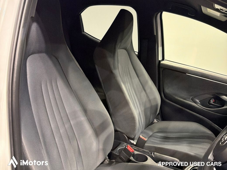 Toyota Yaris AUTOMATIC HYBRID X — thumbnail 18
