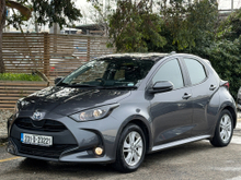 Toyota Yaris APPLE CARPLAY..REAR CAMERA