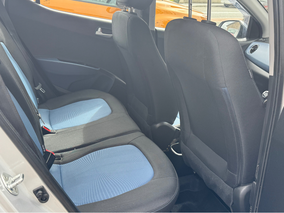 Hyundai i10 City car — thumbnail 4