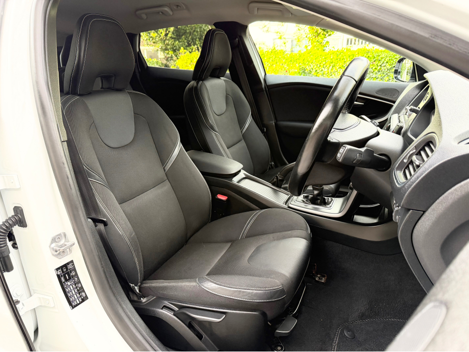 2014 Volvo V40 2L Diesel For Sale Images