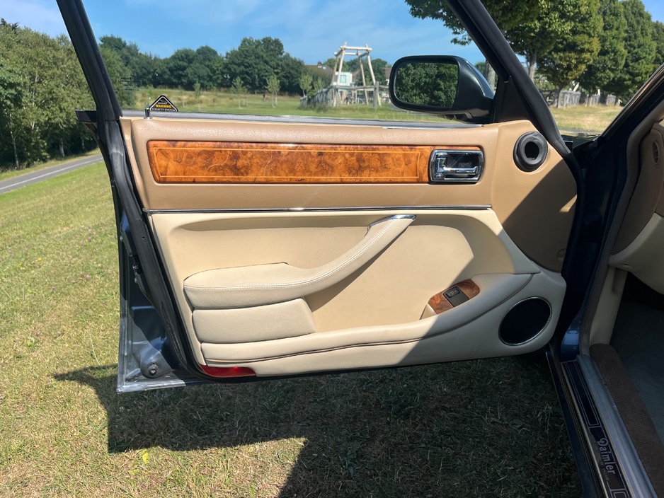 1995 Daimler Saloon 4.1L Petrol For Sale Images