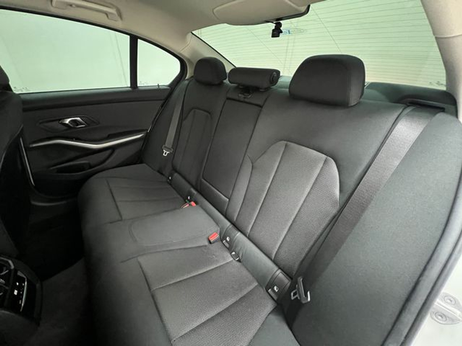 BMW 3 Series 320d xDrive 4WD — thumbnail 4