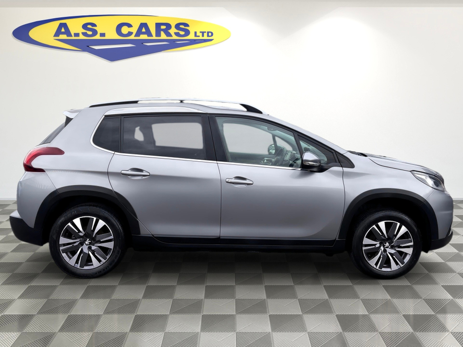 Peugeot 2008 ALLURE 1.2 PURETECH  ** PANORAMIC GLASS ROOF ** HALF LEATHER INTERIOR ** SAT NAV ** SUPERB EXAMPLE ** — thumbnail 3