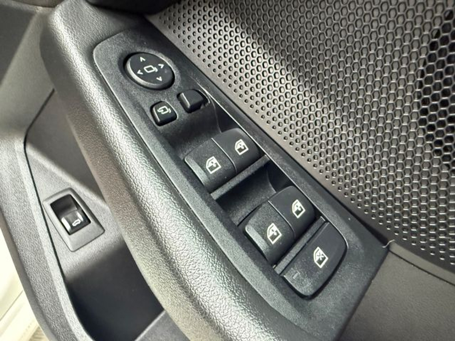 BMW 1 Series 2.0 D Automatic — thumbnail 12