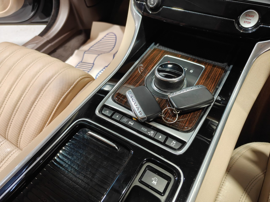 Jaguar XF 2.0 D PORTFOLIO 180PS AUTO 4DR — thumbnail 14