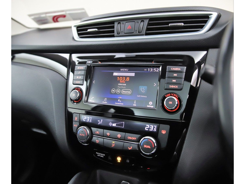 Nissan Qashqai 1.5 DSL SE 6SPD *PANORAMIC ROOF*SAT NAV*REVERSE CAM* — thumbnail 21