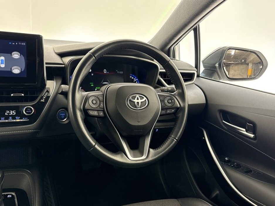 Toyota Corolla Luna Sport Hatchback Hybrid — thumbnail 9