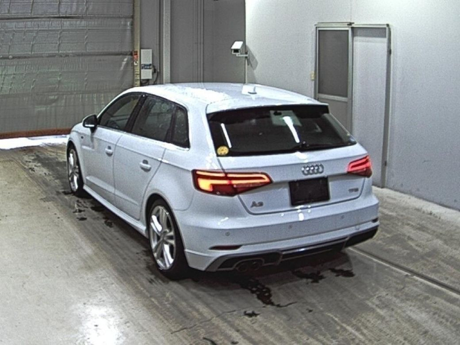 Audi A3 1.4 AUTOMATIC S-LINE - UPGRADED ALLOYS - FLAT BOTTOM STEERING WHEEL - S-LINE BADGING STITCHING — thumbnail 2