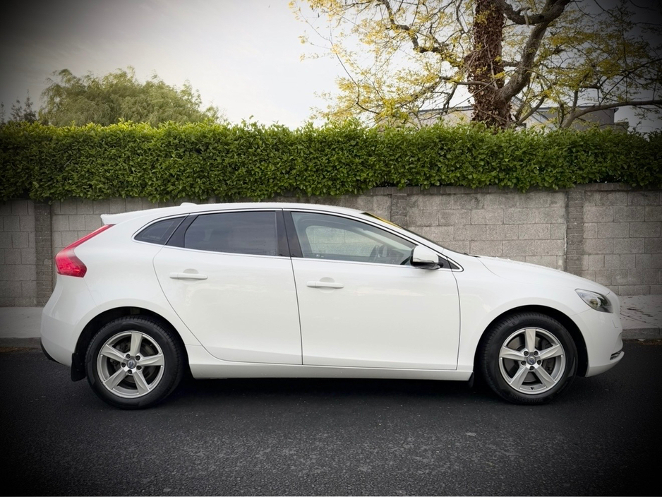 2014 Volvo V40 2L Diesel For Sale Images