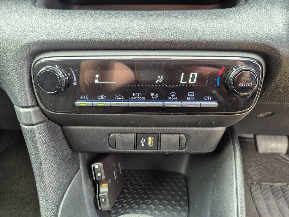 Toyota Yaris 1.5 HYBRID / X SPEC / BEST SMALL CAR ON THE ROAD / TAX €150 — thumbnail 24