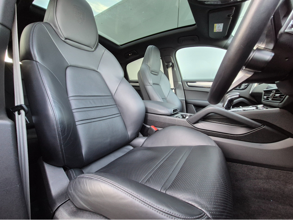 2023 Porsche Cayenne 3.0L Petrol Plug-in Hybrid For Sale Images