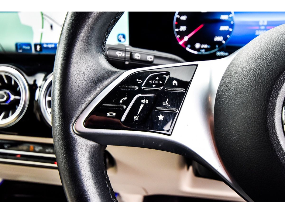 Mercedes-Benz GLA Class 200d Progressive Night Pack Auto — thumbnail 19