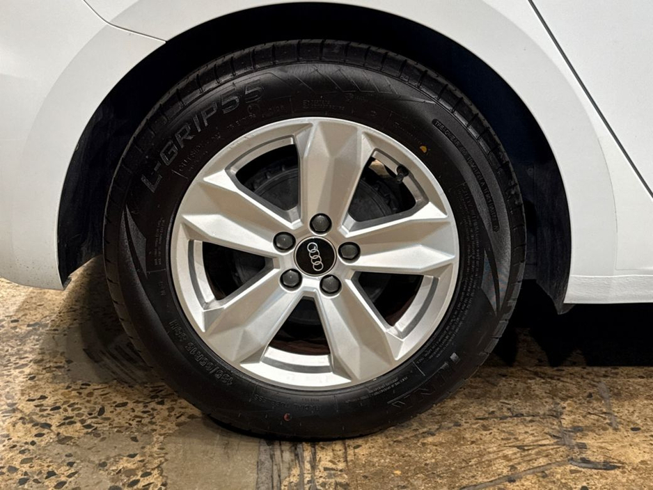Audi A1 1.0 TFSI AUTOMATIC - WHITE/BLACK TWO-TONE - FACTORY ALLOYS - HEATED SEATS - DIGITAL DASH - REVERSE CAMERA/PARKING RADAR — thumbnail 10